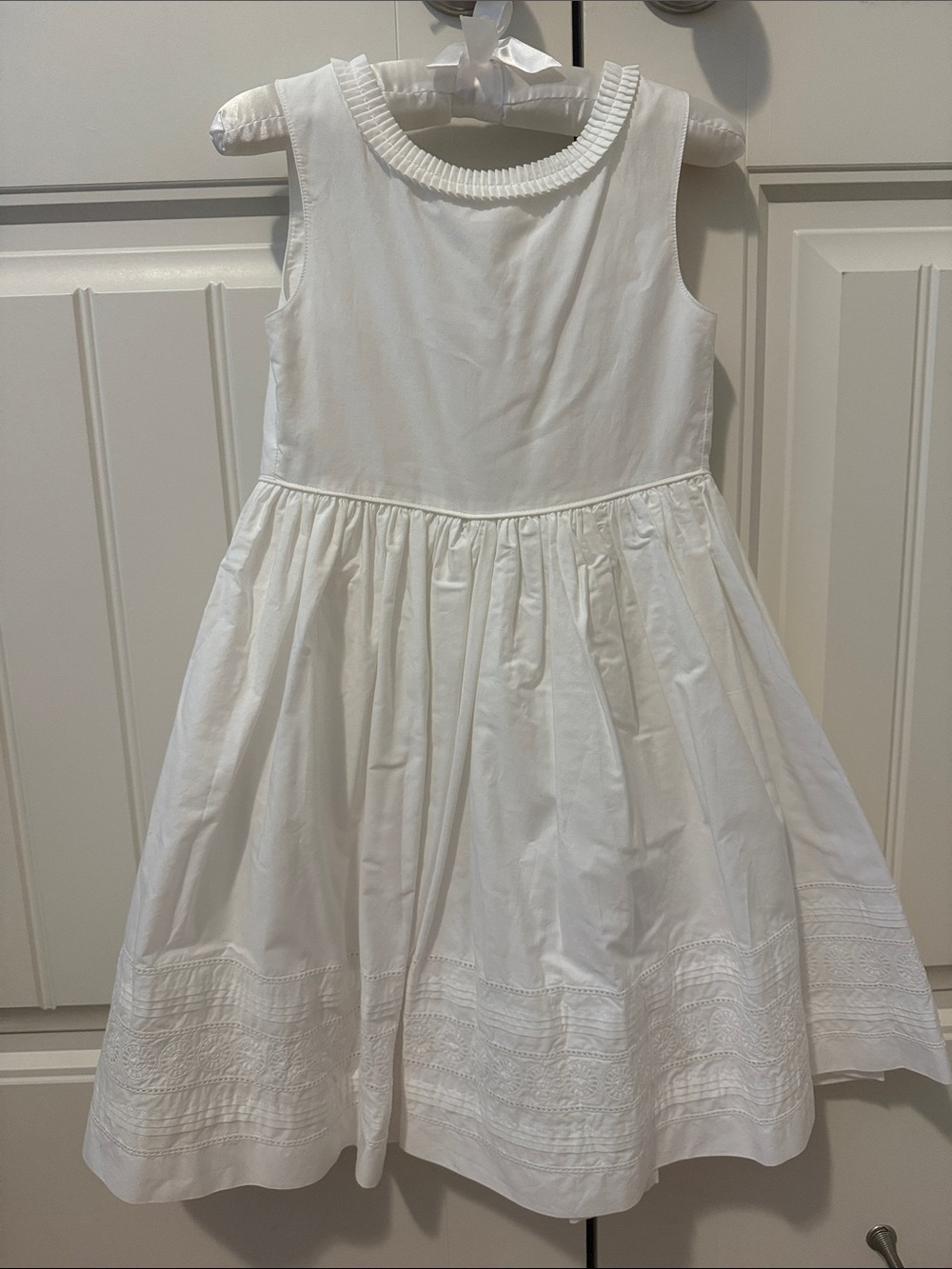 Classic White Sleeveless Girls' Party Dress with Pleated Skirt